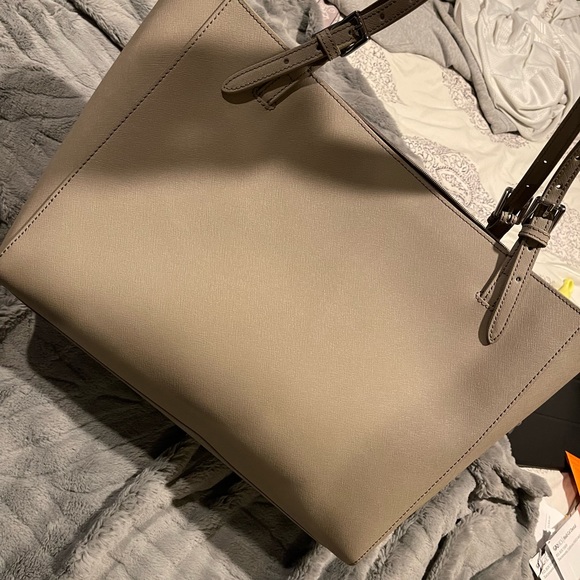 Tory Burch York Tote. - Picture 2 of 11
